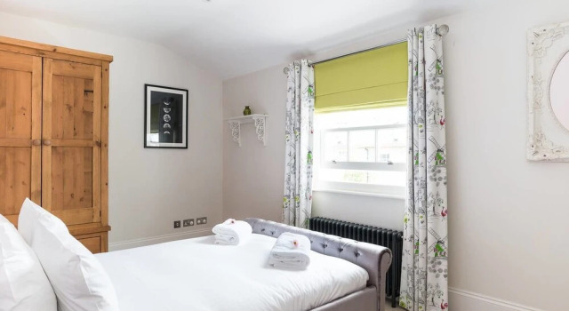 Stylish 5BR House in Hampton Court
