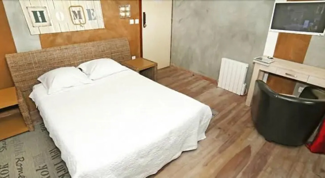 Кровать в общем номере Hôtel de France Tey Resort