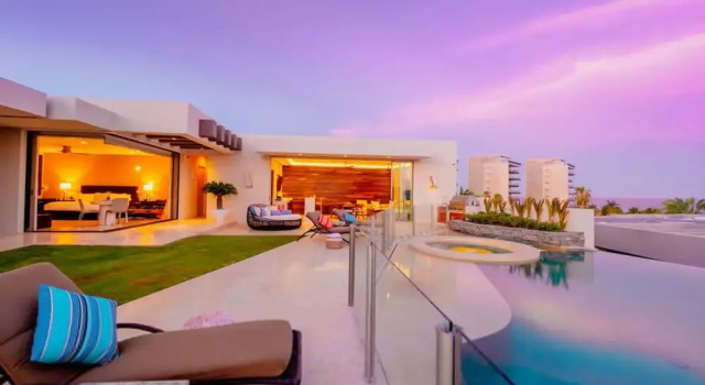 Вилла 6 BR Huge Villa Steps To Beach Plus A Pool House