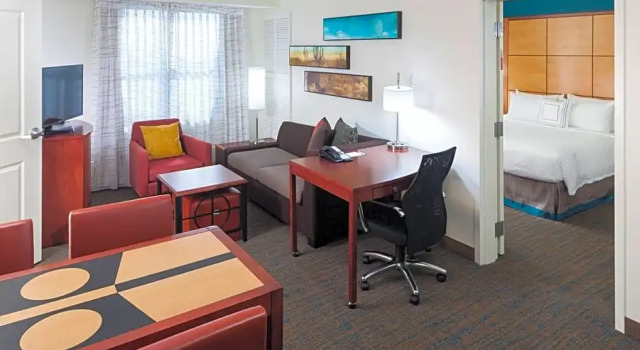 Четырёхместный люкс с 2 комнатами Residence Inn Phoenix North Happy Valley