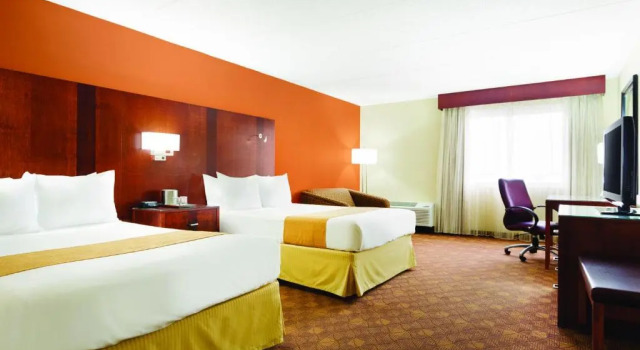 Четырёхместный номер Deluxe Radisson Akron-Fairlawn Copley