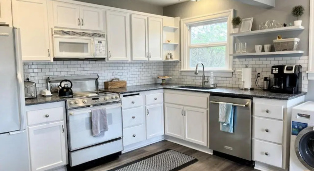 Коттедж с 2 комнатами Modern 2 Bedroom Farmhouse Cottage with Hot Tub in Snohomish