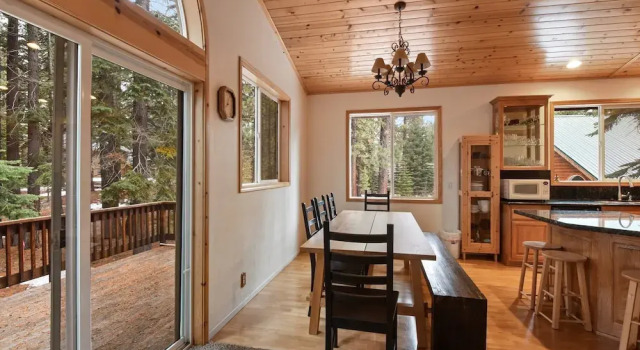 Коттедж Truckee Pines Retreat Game Room & Forest Views