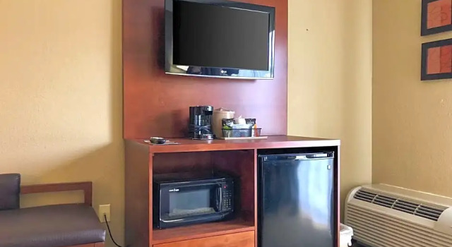 Двухместный люкс с балконом Vista Suites Near Island and Leconte Convention Center
