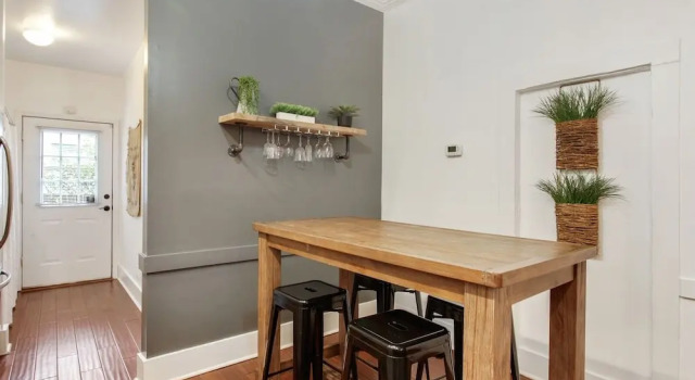 New Listing! Dreamy Townhome W/ Private Backyard 2 Bedroom Townhouse, Забронировать Дом для отпуска Саванна Джорджия, рядом с Owens Thomas House