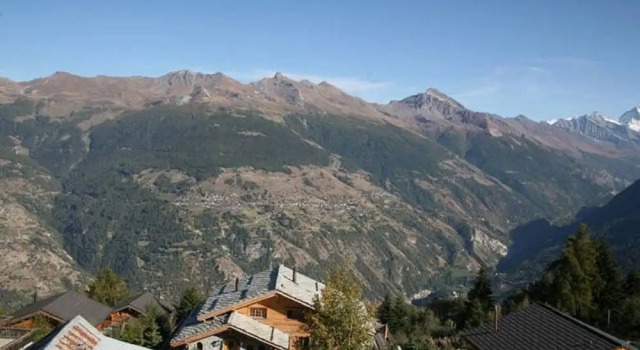 Шале Modern Chalet with Hot Tub in Les Collons