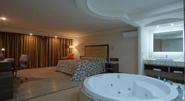 Люкс Econo Express Hotel by Nokte Inn