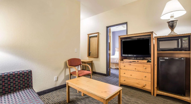 Четырёхместный люкс Days Inn by Wyndham Mackinaw City - Bridgeview Area