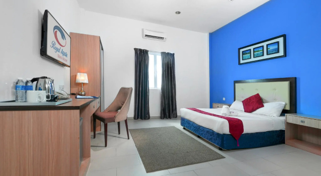 Кровать в общем номере Royal Agate Beach Resort