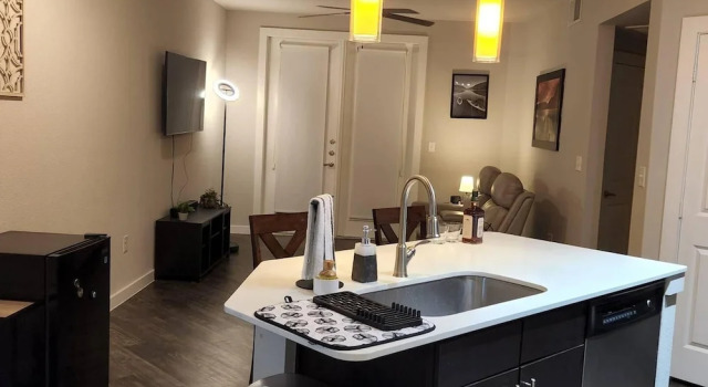 Апартаменты с балконом Lovely 1-bed Apartment in North Austin!!