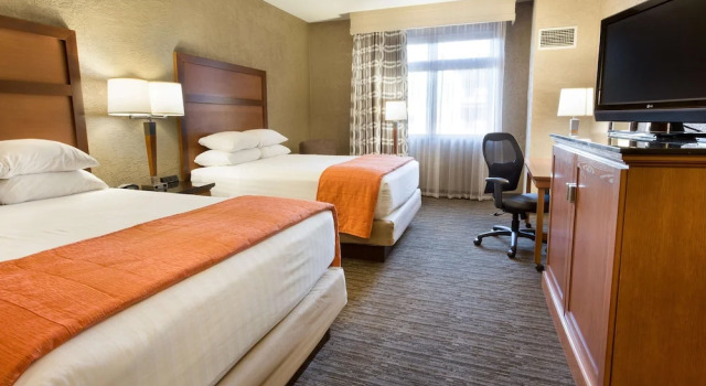 Четырёхместный номер Standard с балконом Drury Plaza Hotel Flagstaff