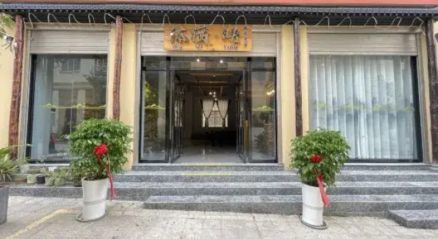Muqi Ying Homestay, Rezerwuj Hotel Hotele w Qujing z parkingiem, Parking