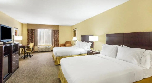 Четырёхместный номер Standard Holiday Inn Express Hotel & Suites Nogales by IHG