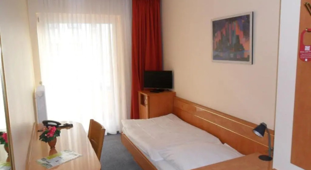 Hotel Europa Pforzheim, Забронировать Отель Отели Пфорцхайм с парковкой, рядом с Театр Пфорцхайма, Парковка