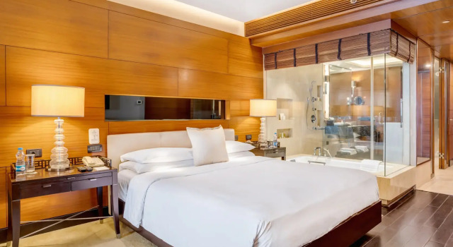 Номер Royal The Leela Ambience Gurugram Hotel & Residences - The Luxury Urban Sanctuary