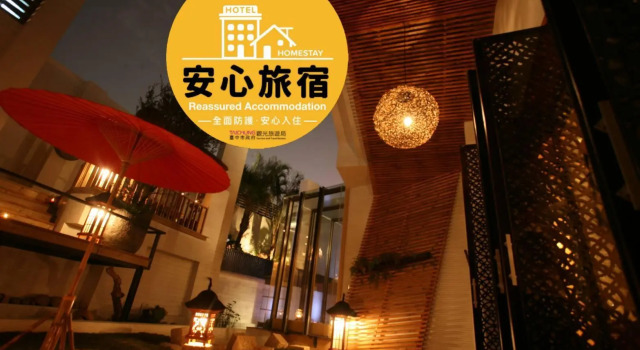 Кровать в общем номере Chateau Boutique Motel