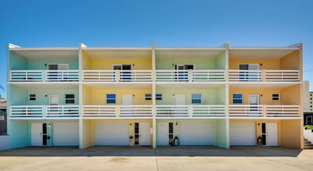 Florida Getaway - Balconies, Grill & Near Beaches!