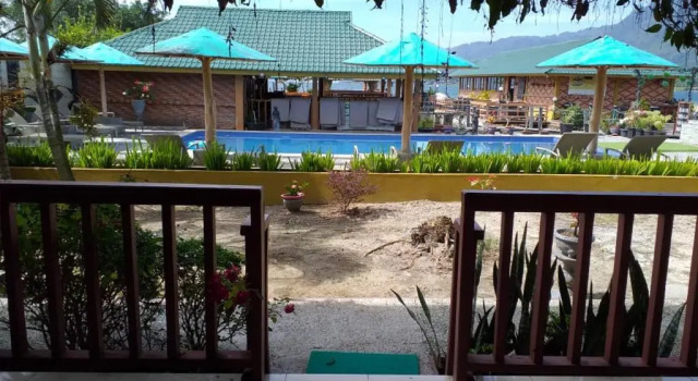 Люкс с видом на бассейн Toba Village Inn