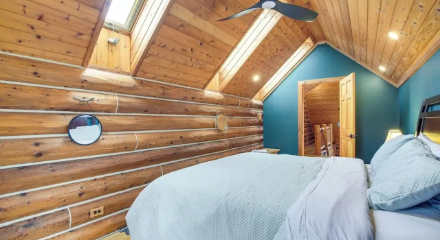 Family Home w/ Indoor Pool ~ 2 Mi to Elkhart Lake!, Buchen Sie Ferienhaus Elkhart Lake Wisconsin