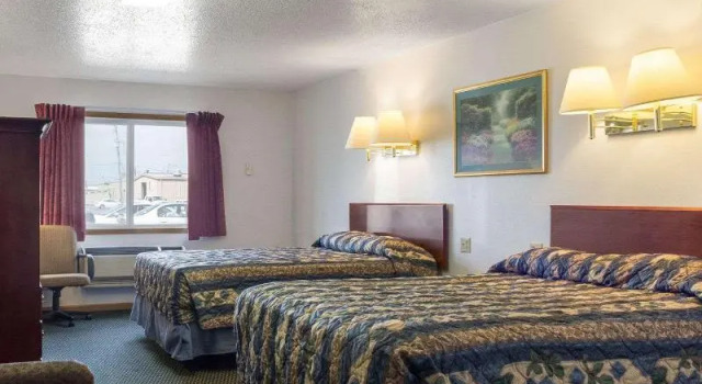 Четырёхместный номер Standard Rodeway Inn West Fargo Main Ave