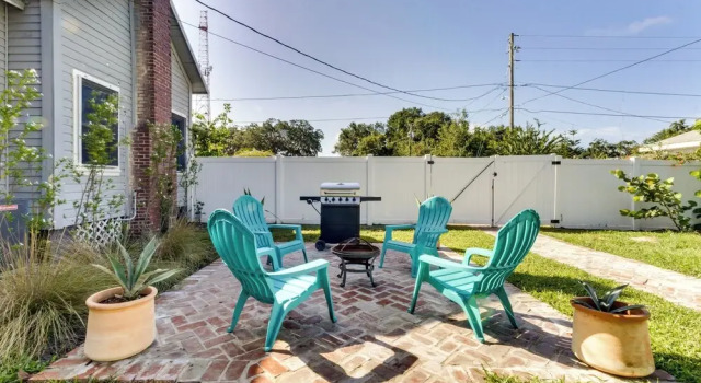 Fire Pit & Yard: Updated Winter Garden Home!, Забронировать Дом для отпуска Уинтер-Гарден Orlando Metropolitan Area, рядом с Ассоциация искусства Уинтер-Гардена