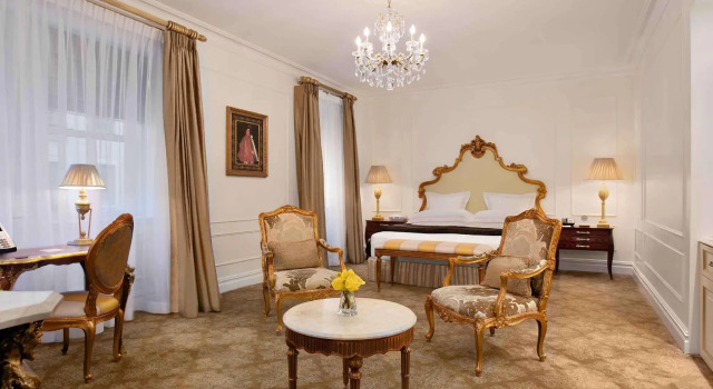 Двухместный номер Accessible Grand Luxe The Plaza, A Fairmont Hotel