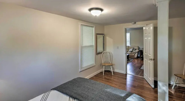 Cozy Apt by ITS 85 Trail, ½ Mi to Lake Wassookeag!, Buchen Sie Ferienwohnung Hotels in New England mit Parkplatz, Parkplätze