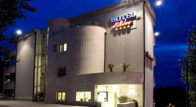 Hotel Eden, Забронировать Отель Подстрана Окрестности Сплита, рядом с Частный Пляж «Апартментс Лавица Бич Думичич»