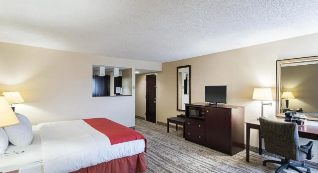 Четырёхместный люкс Clarion Hotel San Angelo near Convention Center