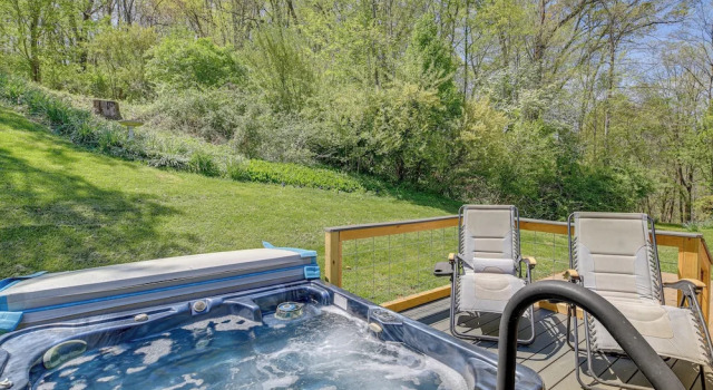Коттедж Lakefront Kingsport Home w/ Private Hot Tub!