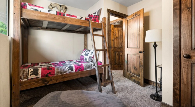 Modern Moonridge Manor - Unique Getaway In The Mountains! Hot Tub! 3 Bedroom Cabin