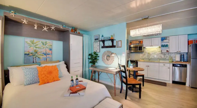 Апартаменты Chic Virginia Beach Retreat - Pool, Steps to Beach