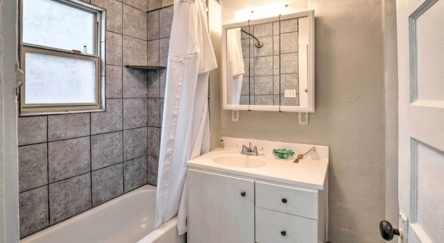 Коттедж с 2 комнатами Pet-friendly Austin Home w/ Deck, Yard, & Views!