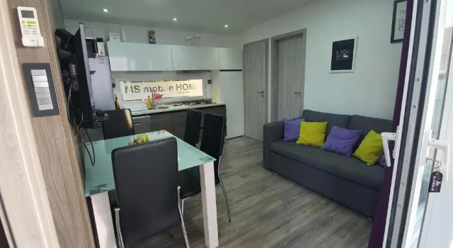 Pirovac Premium Luksuzni Mobile-Home on the beach 6 ležaja satelit tv wifi klima 2 x wc velika terasa full opremljena ljubimci dozvoljeni parkirno mjesto 10m do plaže pogodno za djecu mali obiteljski kamp 100m do centra mjesta