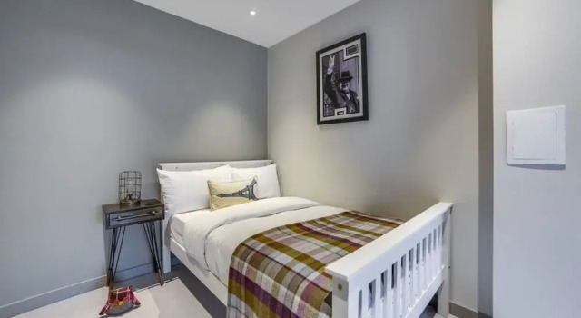 Modern 2bed W/balcony Sleeps 6 in Hackney
