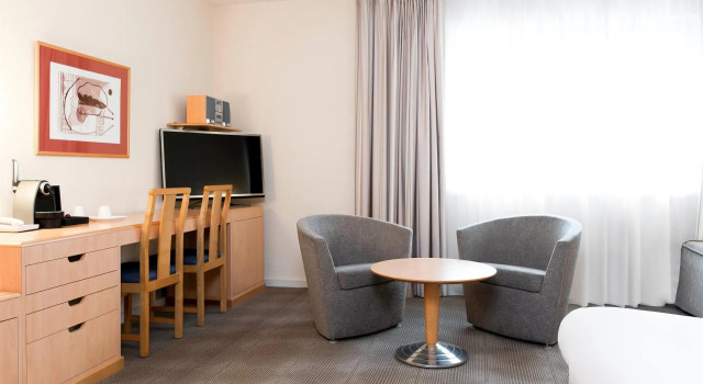 Кровать в общем номере Novotel Ieper Centrum