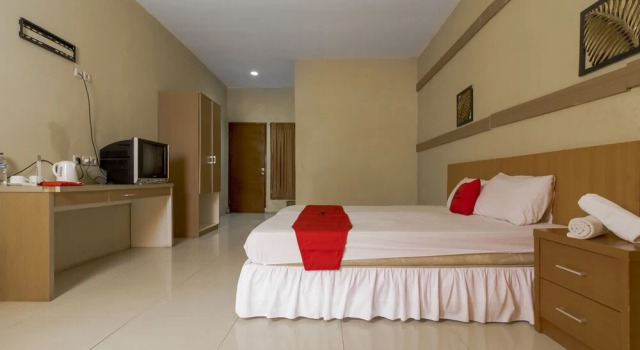 RedDoorz near Gumati Waterpark, Book Hotel Sukaraja West Java