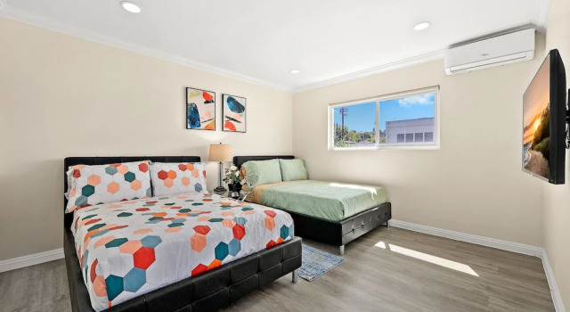 Sunny & Cheerful Near I-10 ~ Queen Beds ~ Parking