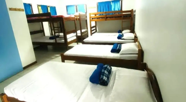 Кровать в общем номере Travellers Budget Motel
