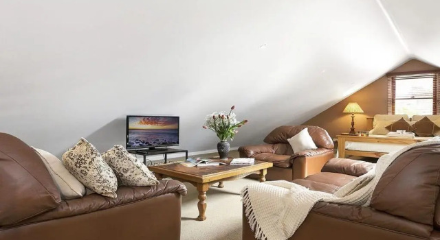 Old Mansfield Loft - gardens, gazebo and getaways