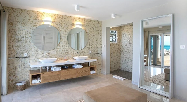 Beachfront Bliss, Pool, AC, Free Wifi, Concierge, Exclusive Terres Basses Location