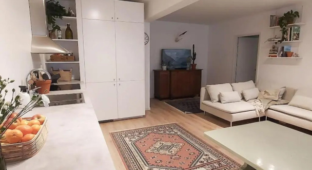 Апартаменты A riverside Apartment surrounded by parks