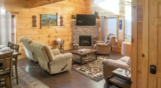 1 Mi to Parkway! Hot Tub Hideaway in Pigeon Forge