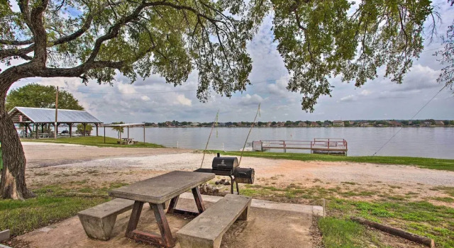 Коттедж Granbury Cottage, Steps to Lake & Dock!