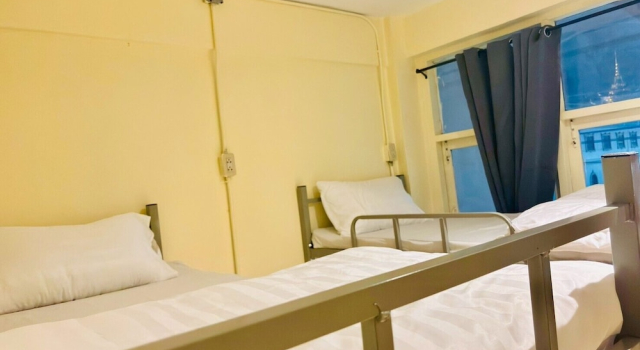 Кровать в общем номере Sukhum Charoen Krung Tak-Sin bridge guest house