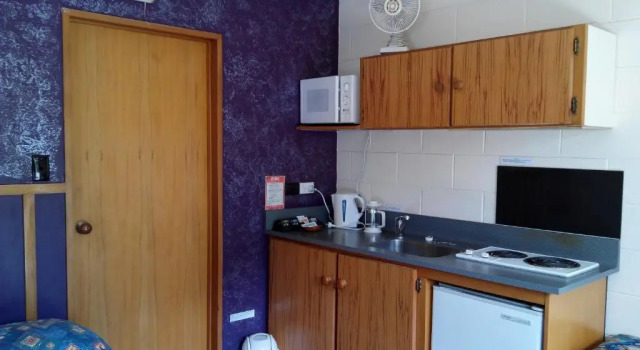 Студия Larchwood Motel