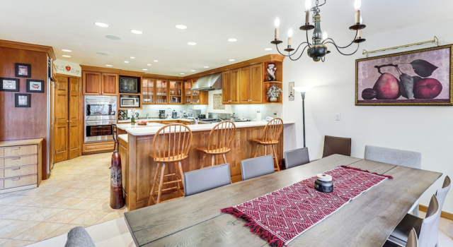 Коттедж 3 Mi to Vail Village: Classic Estate w/ Hot Tub