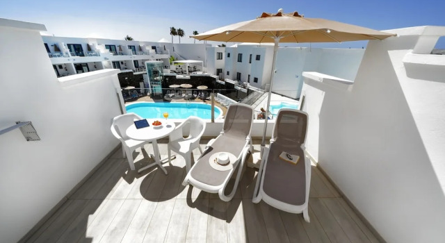 Полулюкс с балконом и с видом на бассейн Aqua Suites