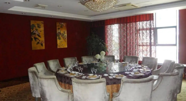 Xinjiefang Holiday Hotel