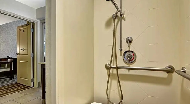 Двухместный люкс with Roll In Shower Mobility Accessible c 1 комнатой Embassy Suites by Hilton Savannah Airport